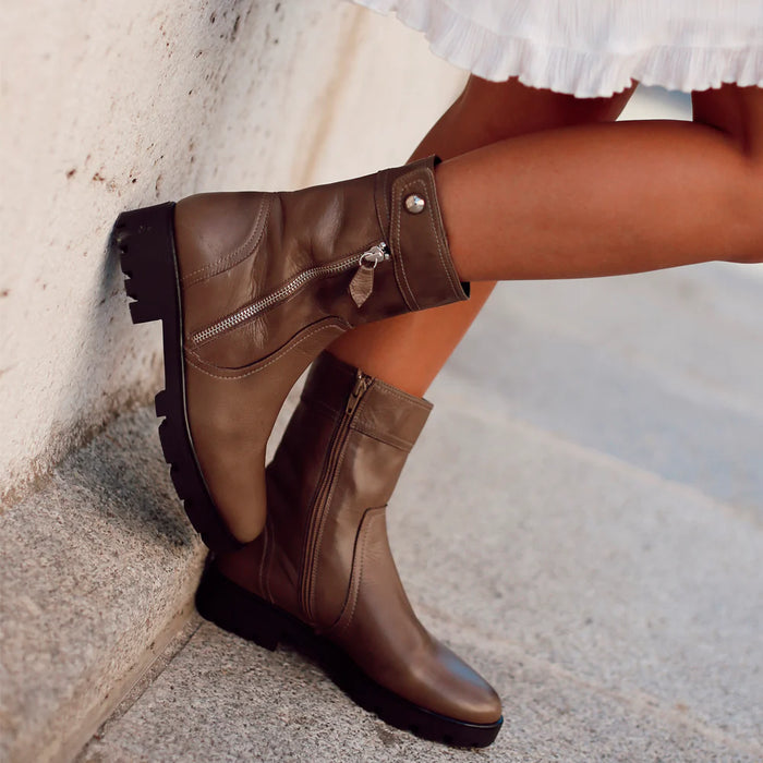 la versatilidad de las botas cortas en tu look